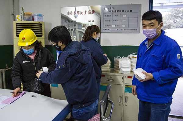 14  為了方便職工，現(xiàn)場進行刷卡.jpg