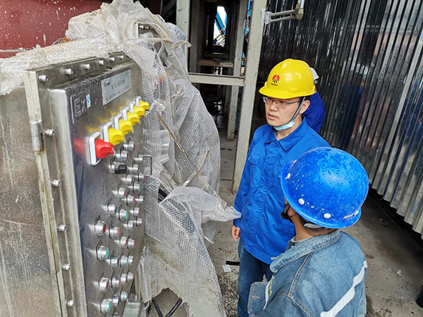 1590570475450614.jpeg 杜康在1號鍋爐現場與施工人員就儀表問題交談.jpg