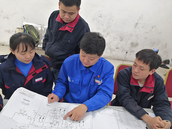 1604275848321756.jpeg 張銳給班組員工講工藝流程.jpg