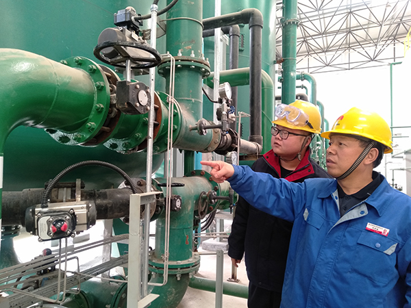 1604275860445337.jpeg 段俊峰帶青工熟悉現場.jpg