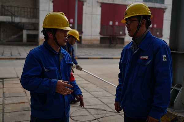 質檢人員劉派與安全員正在一期合成現場進行安全技術措施交底.JPG