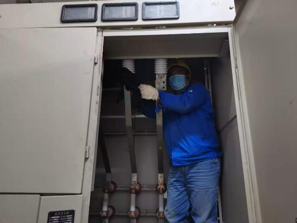 王琳正在2#發電機小室對開關柜檢修.jpg