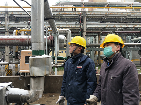 1606814794272960.jpeg 合成技術(shù)員舒江與操作人員袁曉亮雪中逆行,檢查設(shè)備管道,做好防寒防凍.jpg