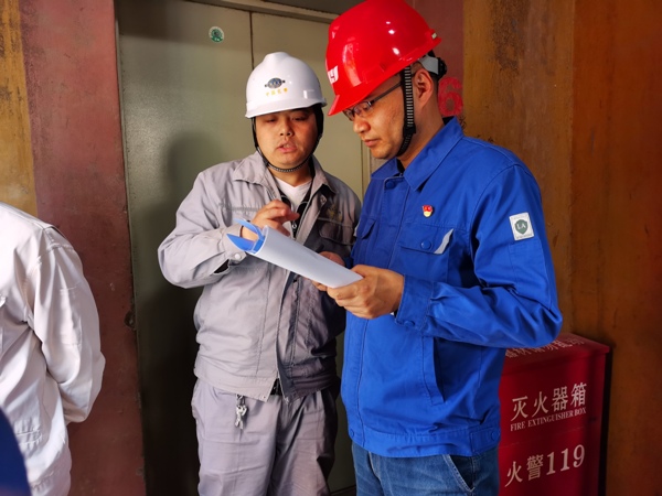 1607042706862557.jpeg 尿素車間副主任王濤在框架電梯口簽票.jpg