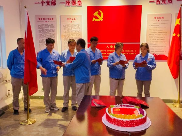 1627350833156347.jpeg 支部書記贈送“政治生日賀卡”.jpg