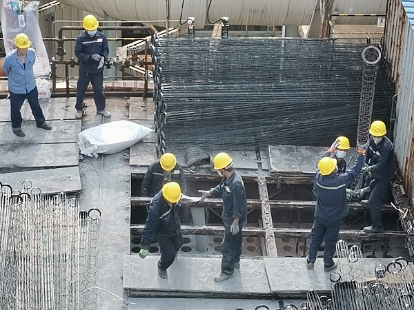 1653095906725081.jpeg 除塵器頂部濾袋更換現場.jpg