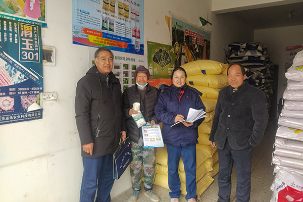 1676246655939428.jpeg 2月10日,尿素銷售人員在武功縣貞元鎮(zhèn)農(nóng)資店向農(nóng)戶發(fā)放宣傳資料。(副圖).jpg