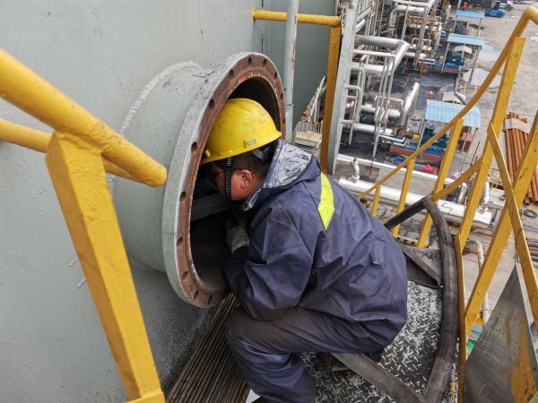 1683588972107161.jpeg 檢修贊歌-作業人員鉆爐膛.jpg