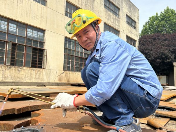 1684285952426467.jpeg 第三突擊隊隊長朱鎖榮在602廠房下料.jpg