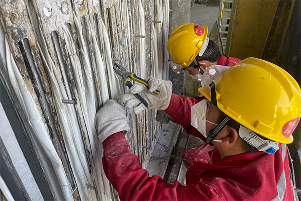 1684328837100957.png 除沫器檢修現(xiàn)場(chǎng),檢修人員不見(jiàn)“風(fēng)雨”怎么能見(jiàn)“彩虹”.png