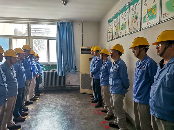 1687346141527787.jpeg 6月12日,動力車間一期交接班室,開會期間技術員向班組成員提問 (1).jpg