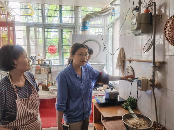 1687484788529402.jpeg 5.16日,女工協(xié)管員進入職工家屬家里進行安全用電宣講.jpg