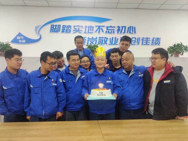1698622204778044.jpeg 圖19月16日,制氣二班職工生日合照。.jpg