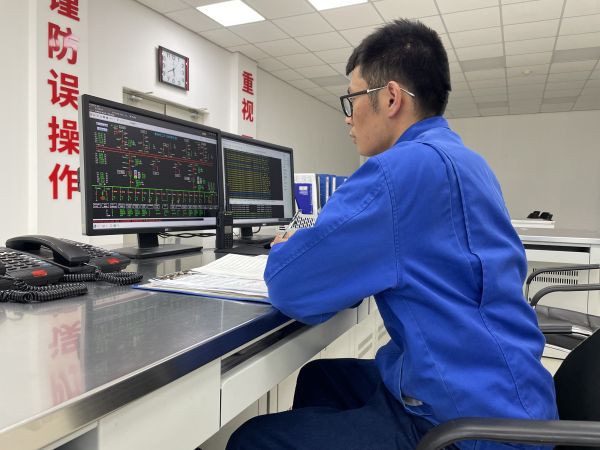 1712534695147752.jpeg 電儀分部員工第五江明調整線路功率因素來節約電能.jpg