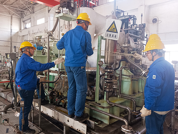 1713149028227415.jpeg 4月13日,計控電儀部空分尿素工段人員在三期檢修現場進行電纜檢查更換工作(2).jpg