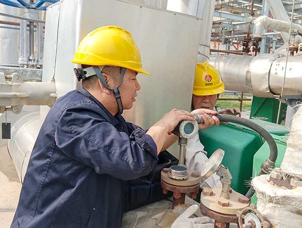 1713149044573363.jpeg 4月13日,計控電儀部空分尿素工段人員在三期檢修現場進行電纜檢查更換工作(1).jpg