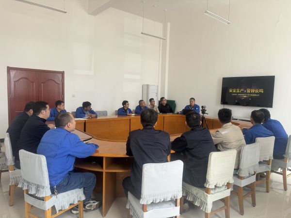 1714098010661538.jpeg 電儀分部員工在進(jìn)行大檢修前的安全培訓(xùn)工作.jpg