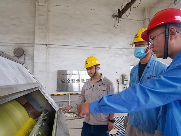 1716941756371291.jpeg 5月27日,劉立考與技術員現場查看新造粒機情況,為開車準備.jpg