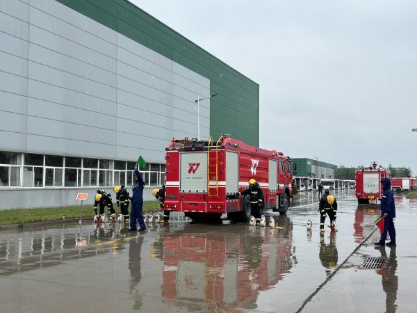 1717051313157576.jpeg 圖1 彬州公司消防隊(duì)參加在咸召開(kāi)的首屆多形式消防比圖.jpg