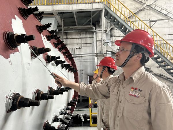 1717140267170637.jpeg 圖2 5月30日下午,制氣車間黨支部攜手聯合黨支部開展聯學聯建融生產 裝置舊貌換新顏主題黨日活動,制氣車間702磨煤機刷漆亮化活動現場紀實。.jpg