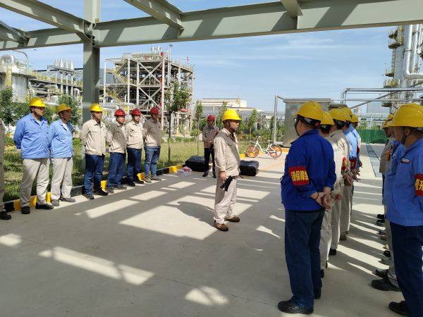 1718173899278158.jpeg 6月12日上午,制氣車間開展丙烯泄漏應急演練,上圖為演練結束后參加演練人員進行總結溝通交流紀實照片.jpg