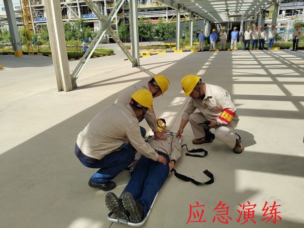 1718173907938603.jpeg 6月12日上午,制氣車間開展丙烯泄漏應急演練,上圖為演練中搶救人員對暈倒職工進行心肺復蘇急救紀實照片.jpg