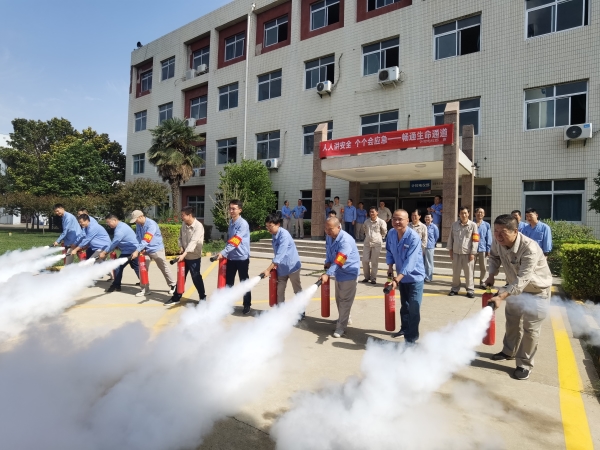1718259244393295.jpeg 6月13日上午,消防培訓(xùn)結(jié)束后大家分組現(xiàn)場(chǎng)進(jìn)行滅火器模擬使用3.jpg