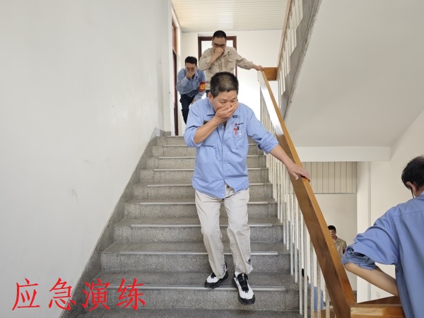 1718259254316631.jpeg 6月13日上午,各樓層人員在疏散引導(dǎo)組成員的帶領(lǐng)下進(jìn)行有序逃生.jpg