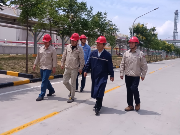 1718873225122547.jpeg 6月20日,公司領(lǐng)導(dǎo)在成品罐區(qū)檢查.jpg