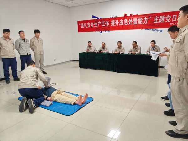 圖2 7月26日，張力演示心肺復蘇全過程。.jpg