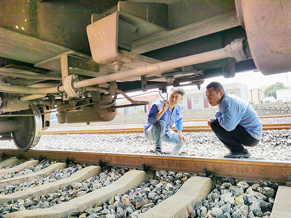 1722471842216678.jpeg 2024年7月31日 鐵路科李紅豫與陳曉武在檢查車(chē)輛情況x.jpg