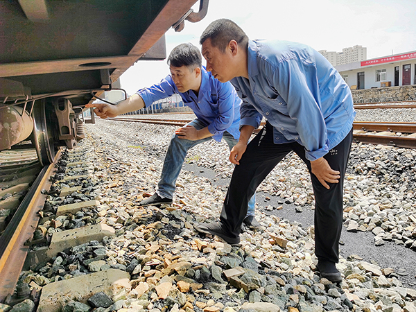 1722471857421344.jpeg 2024年7月31日 鐵路科李紅豫與陳曉武在檢查車(chē)輛情況4x.jpg