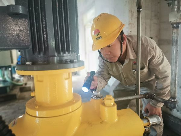 1722496314567292.jpeg 李鑫在現場檢查加藥泵.jpg