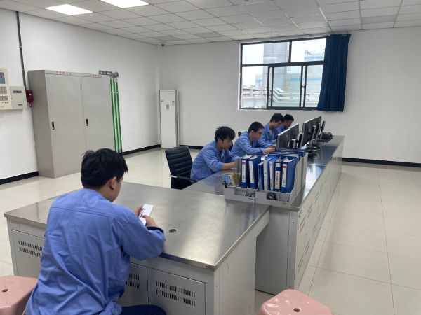 1726640211943732.jpeg 電儀分部運行班組班長孫凱在部署工作.jpg