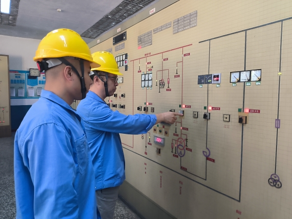 1726726005814775.jpeg 9月14日,運行人員老師傅正在對徒弟進行倒閘操作培訓.jpg