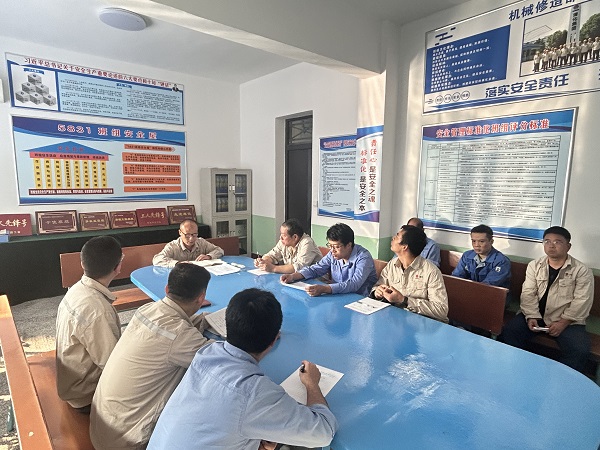 1729130100187545.jpeg 張振華帶領大家對安全“雙優班組”遇見的問題逐一解決.jpg