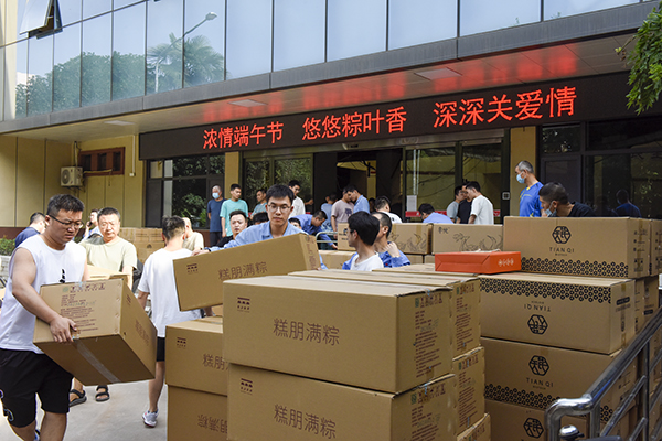 1731034542605931.jpeg 圖片3:“四季送”之端午節慰問.JPG