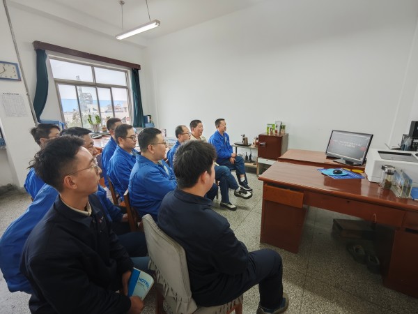 1732091215529153.jpeg 近日,計控電儀部利用班前、班后會組織職工觀看事故案例警示視頻.jpg