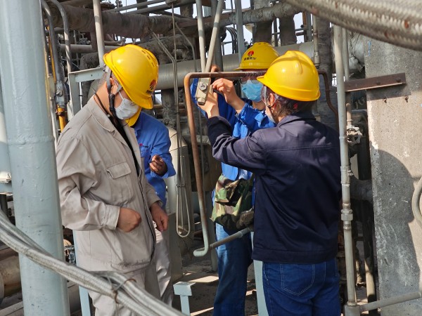 1732091226887227.jpeg 近日,計控電儀部人員對現場隱患排查過程中發(fā)現的隱患進行精細化整改.jpg