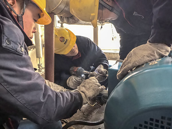 1737552492174847.jpeg 1月20日,檢修三班正在對鍋爐疏水泵電機進行更換2.jpg