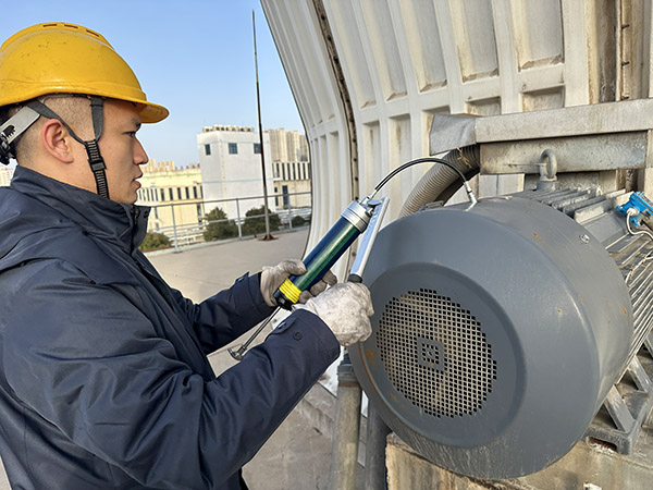 1737882261855115.jpeg 檢修人員正在給電動機(jī)加潤滑脂.jpg