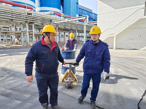 1738206403395749.jpeg 1月28日上午9時,屈煒帶著徒弟楊劍琪和劉浩禎準備給1號磨機電磨機減速箱加油.jpg