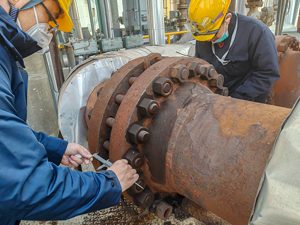 261740563396106513.jpg 技術人員深入裝置現場,檢查設備管道安裝質量情況.jpg