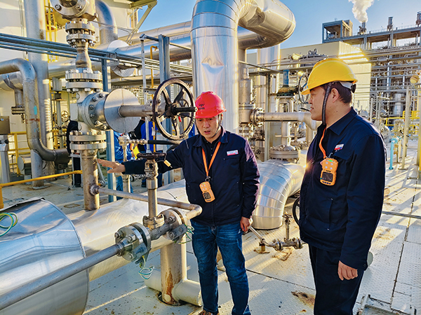 2月27日，車間管理組例行裝置區(qū)隱患排查，全員佩戴移動式四合一氣體檢測儀，以上率下 照片.jpg