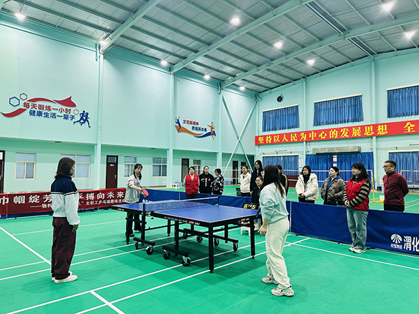 061741242141801278.jpg 3月5日下午,物料車間舉辦以“巾幗綻芳華 乒搏向未來”為主題的女職工乒乓球趣味運動會,圖為乒乓球單打項目.JPG