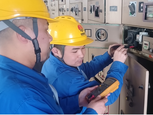 211742539451811875.jpg 朱慶檢查開關柜電壓.jpg