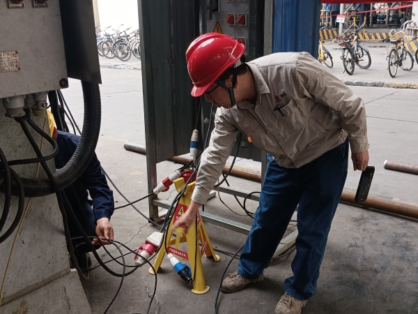 111744329234540328.jpg 4月9日,計(jì)控電儀部安全員黃建榮在進(jìn)行安全用電現(xiàn)場檢查,為作業(yè)人員指出問題并認(rèn)真講解正確操作及規(guī)定。.jpg