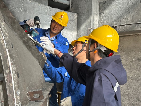 4月9日王明偉、康金生、青工曾炳睿在2#鍋爐磨煤機更換北側磨輥溫度.jpg