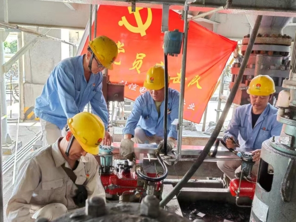 121744424478135006.jpg 4月10日大修現場,計控電儀部黨員先鋒隊在一期氣化爐拆檢電磁流量計.jpg