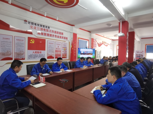 121744424491908868.jpg 2025年3月,在支部學習會之余,計控電儀部黨支部書記王文波帶領黨員領導干部認真梳理一二期檢修項目計劃.jpg